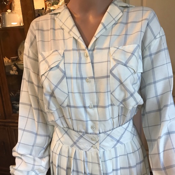 SOLD!! Host Pick! 🎉🎉 Eileen West Shirt Dress Soft White w/Gray Pearl Buttons - Picture 3 of 6